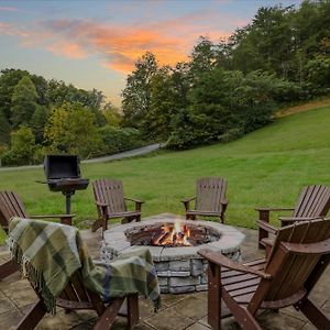 Black Bear Lodge - Firepit, Game Room, Hot Tub